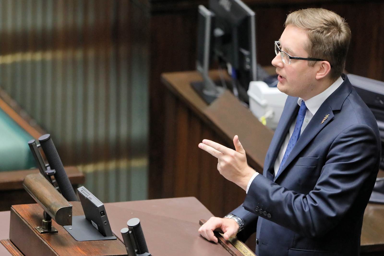 Robert Winnicki blokował sejmową mównicę. Nie został ukarany WP